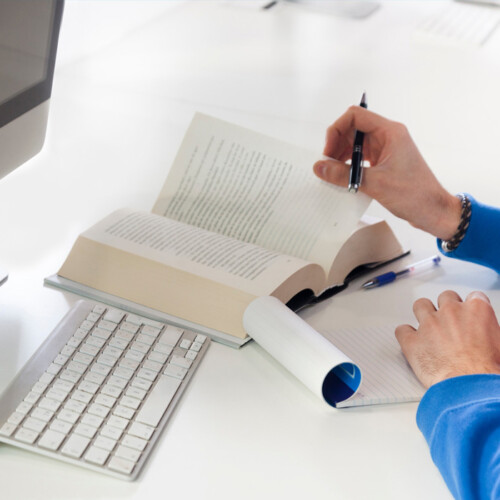 Personne qui traduit un livre