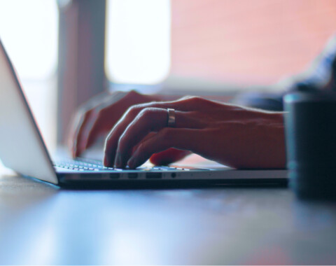 Personne qui traduit un texte sur l'ordinateur