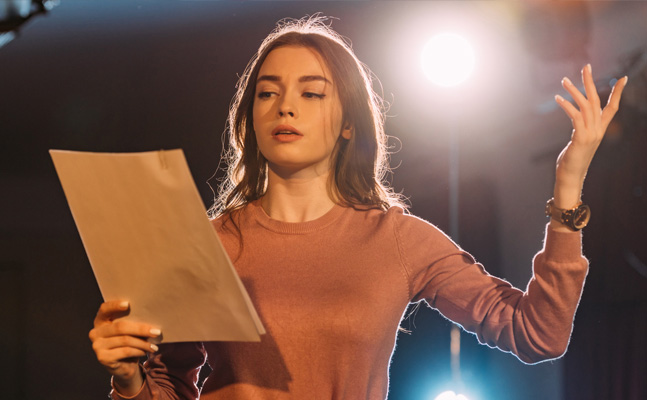 Acteur de théâtre jouant des textes traduits