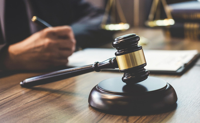 Marteau de juge avec des documents traduits