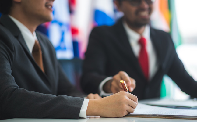 Deux personnes d'origines différentes faisant des traductions internationnales